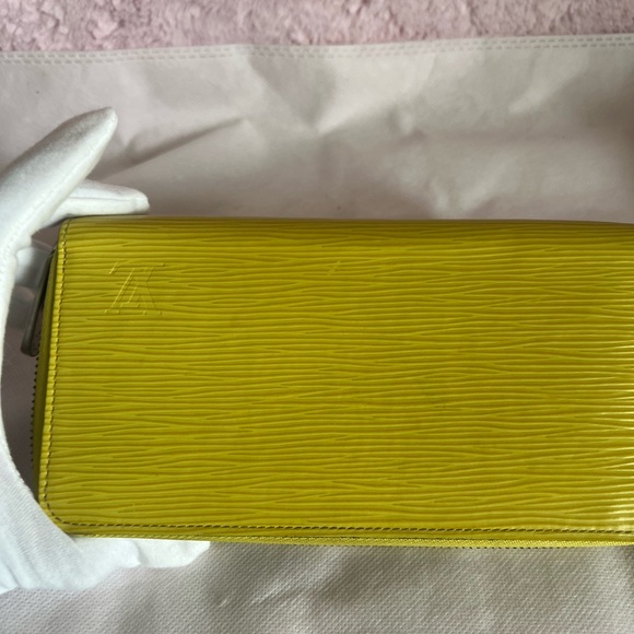 Elegant Yellow LV EPI Women's Zippy Wallet - Picture 10 of 14
